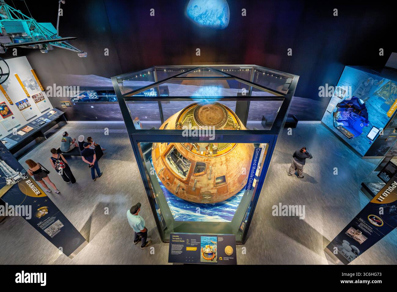 WASHINGTON DC - il modulo di comando dell'Apollo 11 è esposto nella mostra Destination Moon allo Smithsonian National Air and Space Museum, con una proiezione della famosa fotografia di Earthrise visibile sopra. Il modulo di comando, ufficialmente chiamato Columbia, portò gli astronauti Neil Armstrong, Buzz Aldrin e Michael Collins sulla Terra dopo la prima missione di atterraggio lunare nel luglio 1969. L'immagine di Earthrise fu catturata dall'astronauta dell'Apollo 8 William Anders nel dicembre 1968 durante la prima missione dell'umanità con equipaggio in orbita attorno alla Luna. La mostra Destination Moon esplora la storia dell'explora lunare Foto Stock