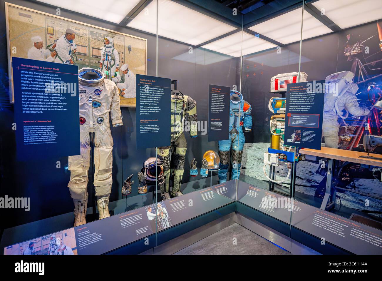 WASHINGTON DC - la mostra sull'evoluzione della tuta lunare Apollo allo Smithsonian National Air and Space Museum mostra lo sviluppo dei disegni delle tute spaziali della NASA dalla metà degli anni '1960 fino al programma Apollo. Il display presenta la tuta spaziale Apollo Experimental n. 1 (AX1-L), una delle prime tute prodotte dalla International Latex Company (ILC) nel 1965, mostrata senza il suo strato di copertura termica per rivelare la struttura interna e il sistema di ritenuta. La seconda tuta è un Apollo A5-L Pressure Suit, un prototipo ILC di quinta generazione, anch'esso mostrato senza il suo strato di copertura per dimostrare la mobilità articolare e. Foto Stock