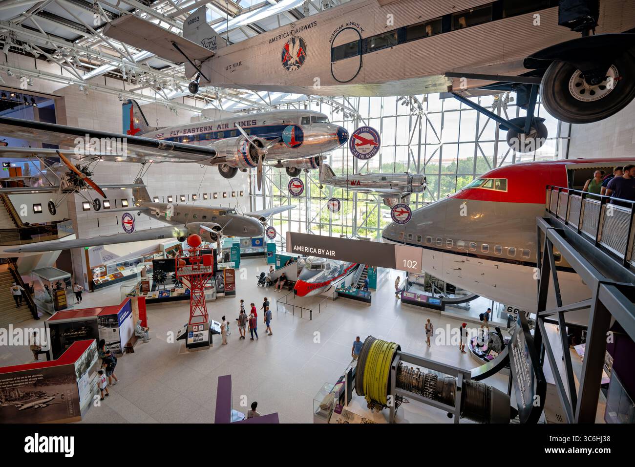 WASHINGTON DC - l'America by Air Hall dello Smithsonian National Air and Space Museum mostra lo sviluppo dell'aviazione commerciale negli Stati Uniti. Questa mostra permanente esplora l'evoluzione dei viaggi aerei dai primi voli passeggeri alle moderne operazioni aeree, con aeromobili, manufatti e mostre interattive che raccontano la trasformazione dell'aviazione americana. Il National Air and Space Museum, fondato nel 1976, è il museo più visitato al mondo e ospita la più grande collezione di aerei e veicoli spaziali storici. Situato sul National Mall, il museo Foto Stock