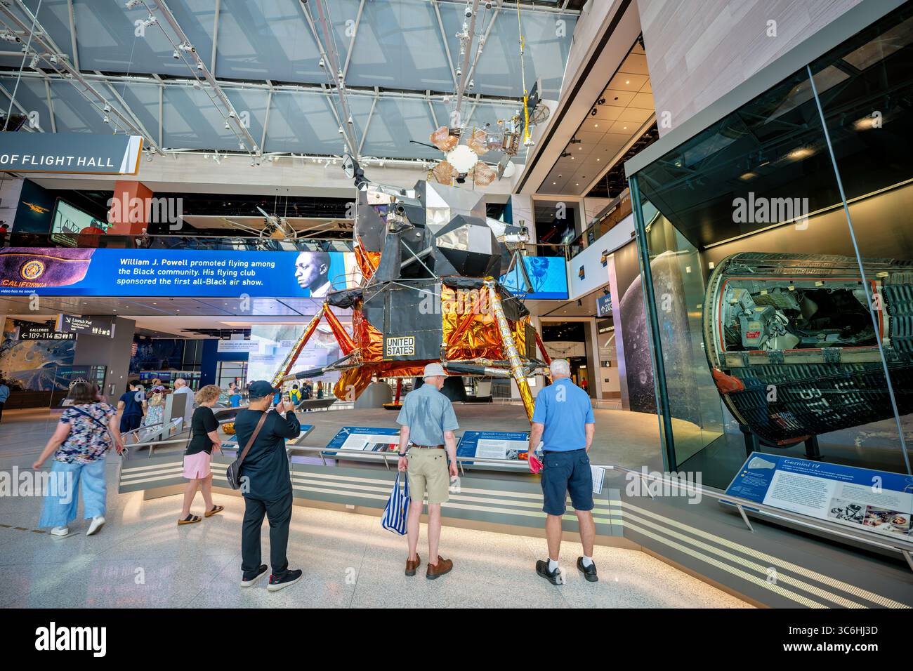 WASHINGTON DC - l'Apollo Lunar Module LM-2 è esposto nella Boeing Milestones of Flight Hall al National Air and Space Museum. Questa navicella spaziale a due stadi è stata costruita dalla Grumman Aircraft Engineering Corporation per un secondo volo di prova in orbita terrestre senza equipaggio che è stato ritenuto non necessario dopo il successo della missione Apollo 5. Tra il 1969 e il 1972, sei moduli lunari identici a questo atterrarono 12 astronauti americani sulla Luna durante il programma Apollo. L'LM-2 è stato modificato per apparire come il modulo lunare Eagle dell'Apollo 11 ed è costituito da uno stadio di salita superiore con pressurizzato Foto Stock