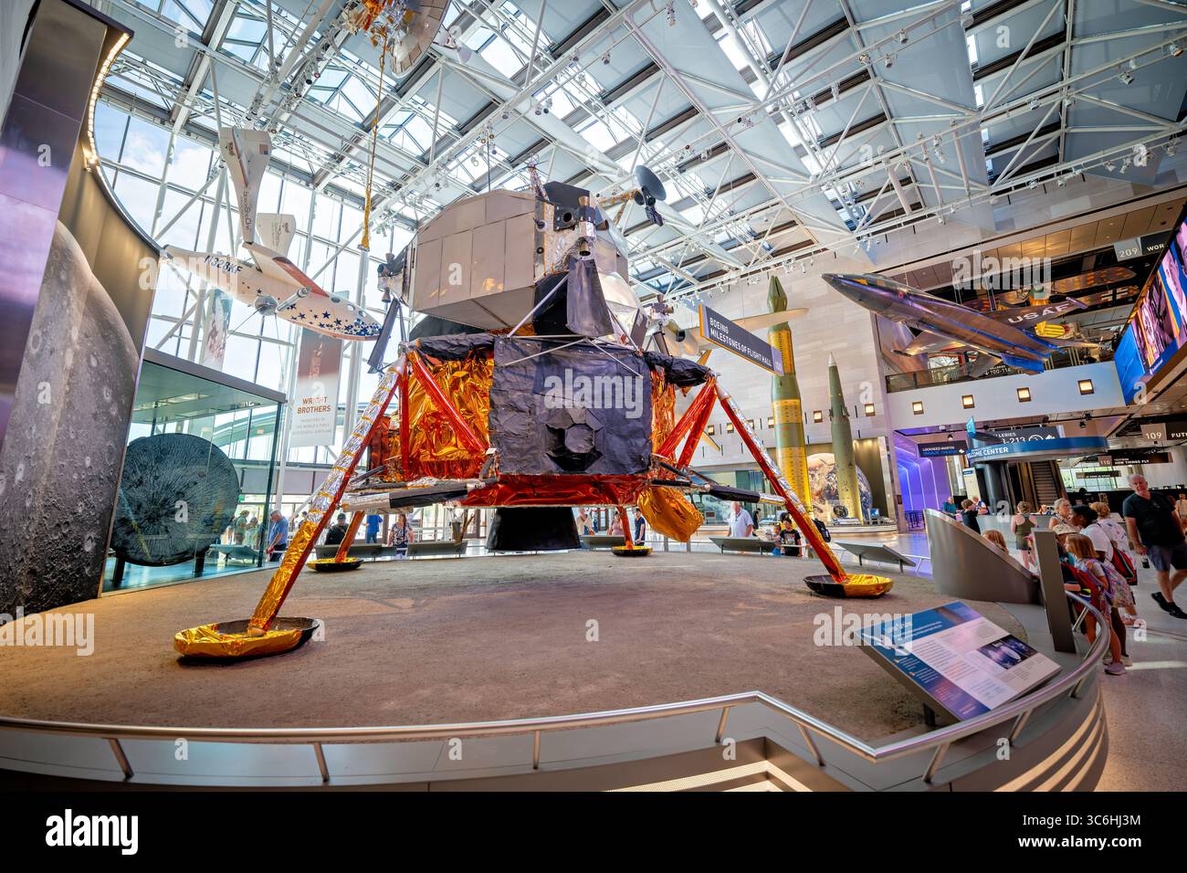 WASHINGTON DC - l'Apollo Lunar Module LM-2 è esposto nella Boeing Milestones of Flight Hall al National Air and Space Museum. Questa navicella spaziale a due stadi è stata costruita dalla Grumman Aircraft Engineering Corporation per un secondo volo di prova in orbita terrestre senza equipaggio che è stato ritenuto non necessario dopo il successo della missione Apollo 5. Tra il 1969 e il 1972, sei moduli lunari identici a questo atterrarono 12 astronauti americani sulla Luna durante il programma Apollo. L'LM-2 è stato modificato per apparire come il modulo lunare Eagle dell'Apollo 11 ed è costituito da uno stadio di salita superiore con pressurizzato Foto Stock
