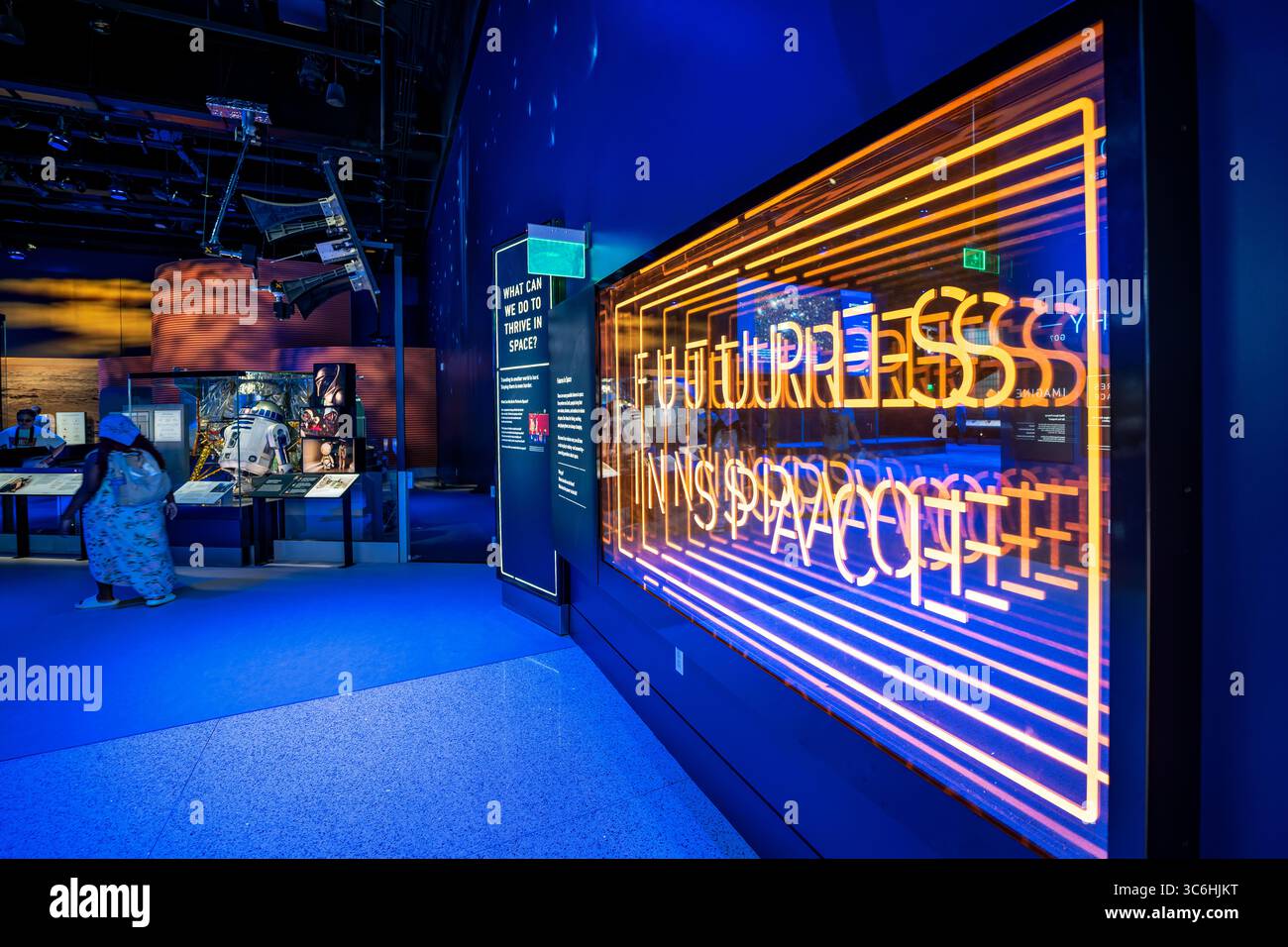WASHINGTON DC - la nuova sala espositiva Futures in Space dello Smithsonian National Air and Space Museum esplora le iniziative dell'umanità in corso e pianificate oltre la Terra. La sala espositiva fa parte del National Air and Space Museum, che ospita la più grande collezione al mondo di aerei e veicoli spaziali storici. Il museo ha subito un importante progetto di ristrutturazione che ha incluso la creazione di nuovi spazi espositivi progettati per mostrare sia i risultati storici che le possibilità future nell'esplorazione aerospaziale. Lo Smithsonian National Air and Space Museum, fondato nel 1976, si trova sulla t Foto Stock
