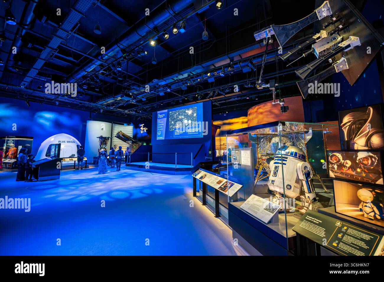 WASHINGTON DC - la nuova sala espositiva Futures in Space dello Smithsonian National Air and Space Museum esplora le iniziative dell'umanità in corso e pianificate oltre la Terra. La sala espositiva fa parte del National Air and Space Museum, che ospita la più grande collezione al mondo di aerei e veicoli spaziali storici. Il museo ha subito un importante progetto di ristrutturazione che ha incluso la creazione di nuovi spazi espositivi progettati per mostrare sia i risultati storici che le possibilità future nell'esplorazione aerospaziale. Lo Smithsonian National Air and Space Museum, fondato nel 1976, si trova sulla t Foto Stock