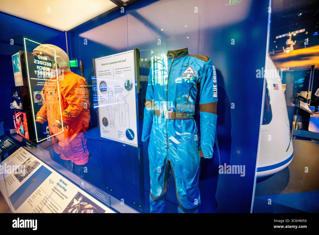 WASHINGTON DC - la tuta di volo di Katya Echazarreta del volo suborbitale NS-21 di Blue Origin è esposta nella nuova sala espositiva Futures in Space dello Smithsonian National Air and Space Museum. L'ingegnere elettrico indossò questa tuta durante il suo volo spaziale nel giugno 2022 a bordo della navicella spaziale RSS First Step, rendendola la prima donna di nascita messicana a viaggiare nello spazio. Il viaggio di Echazarreta è stato sponsorizzato dal programma di astronauti cittadini di Space for Humanity, che mira a democratizzare l'accesso ai viaggi spaziali. La mostra mette in evidenza il suo continuo lavoro per ispirare gli altri, in particolare in Messico, a p Foto Stock