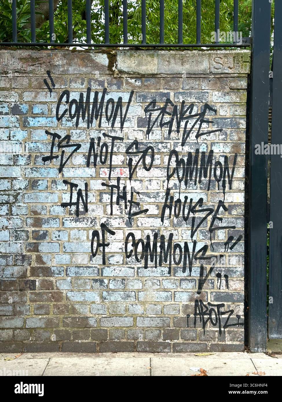 Graffiti di ABOTZ che affermano: Il buon senso non è così comune nella camera dei comuni Foto Stock