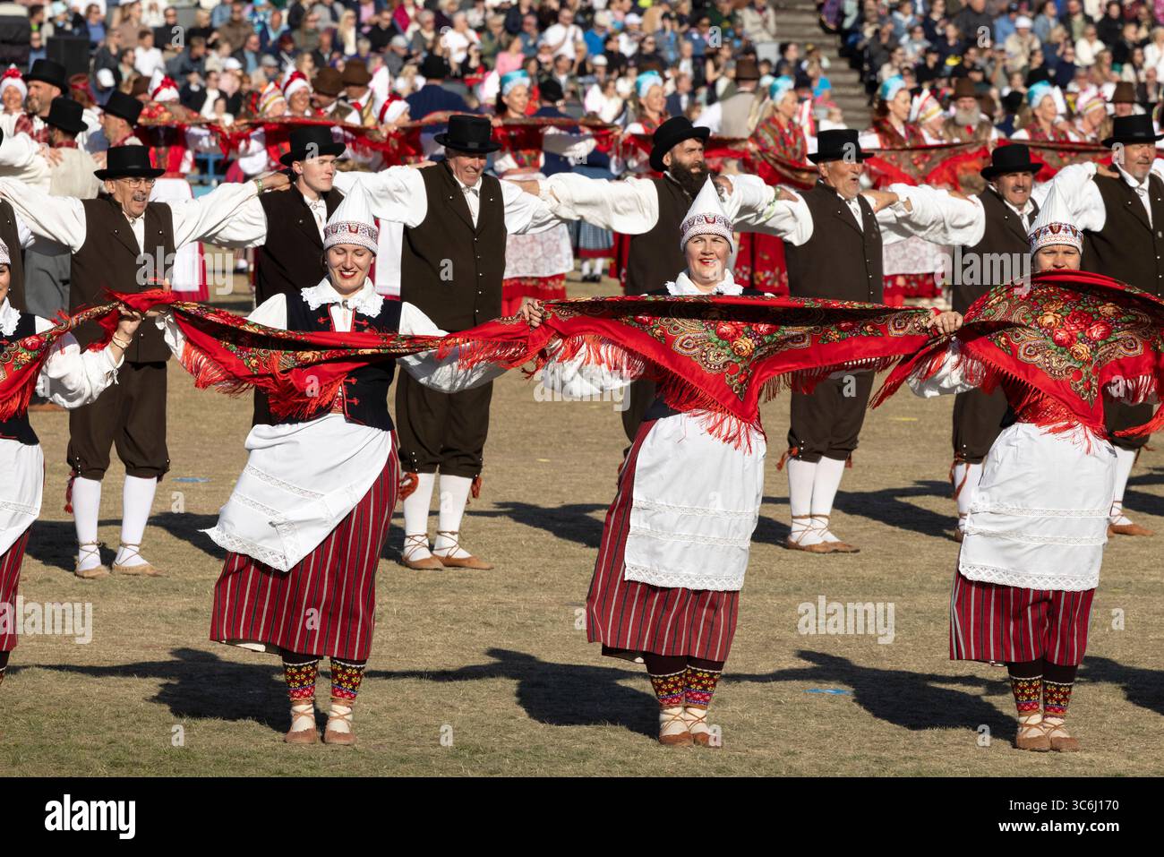 Tallinn, estonia, 4 luglio 2025: Ballerini popolari estoni che praticano i loro passi Foto Stock