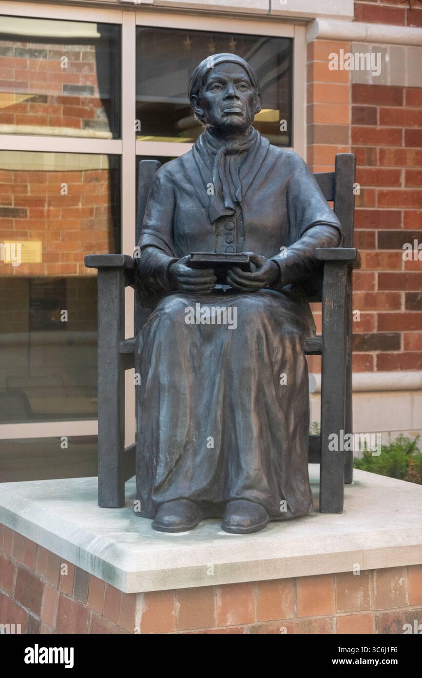 Statua di Harriet Tubman alla Harriet Tubman Public School di St Catharines, Ontario Canada Foto Stock