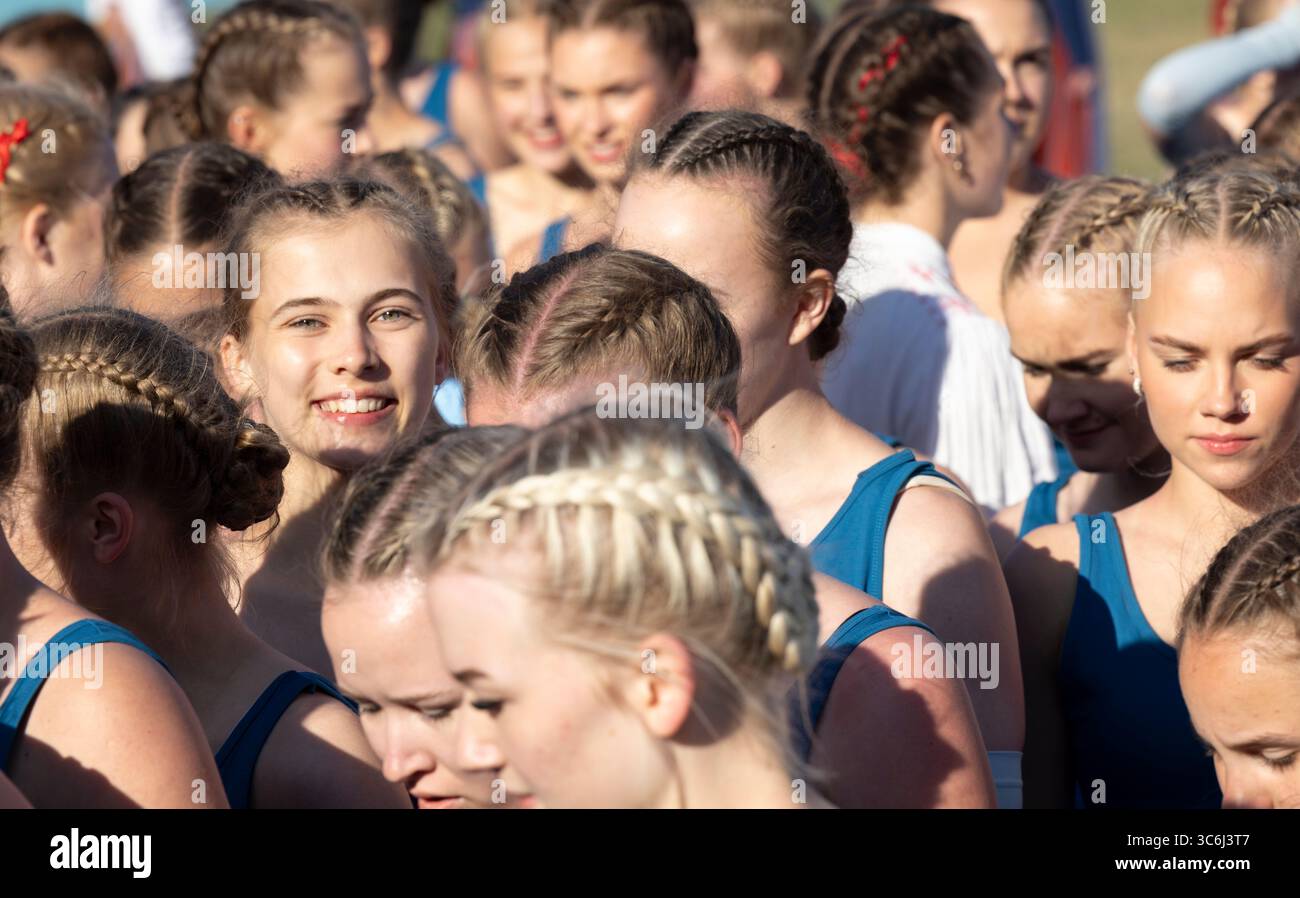Tallinn, estonia, 4 luglio 2025: Ballerini popolari estoni che praticano i loro passi Foto Stock