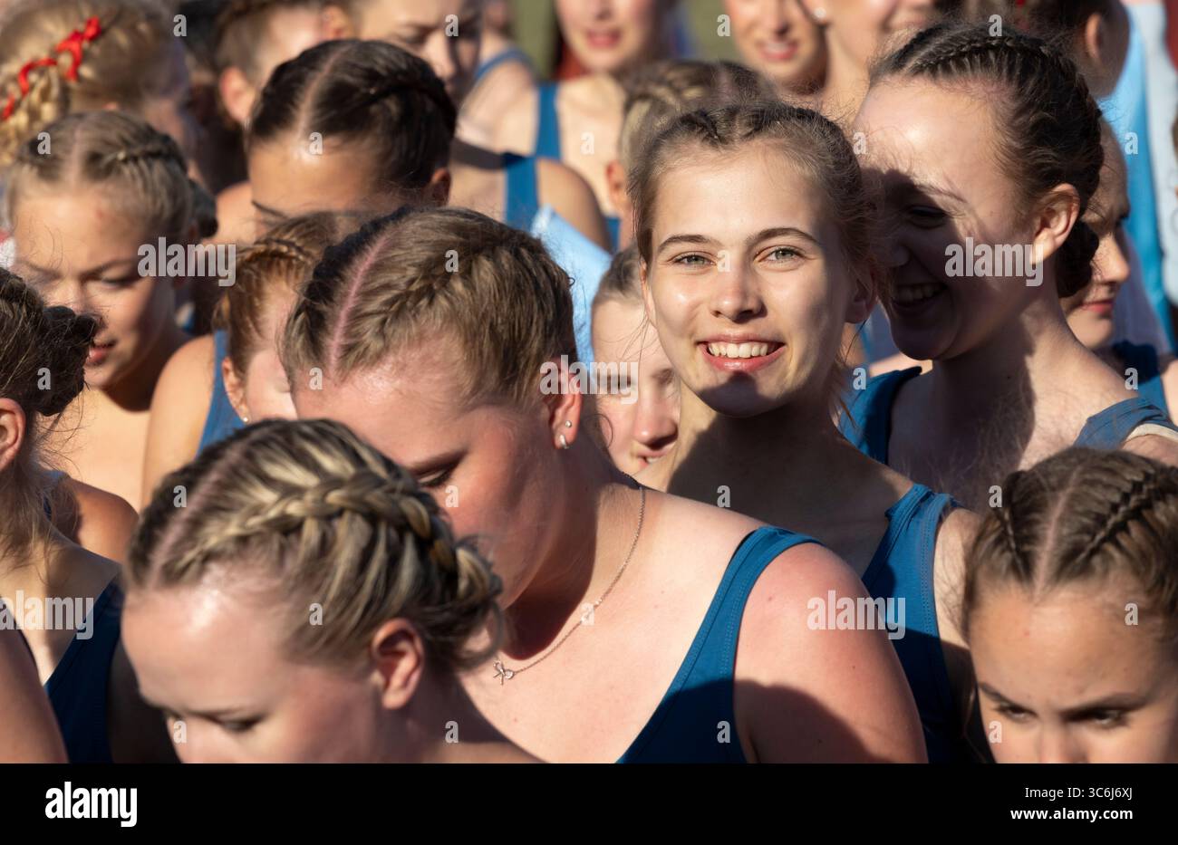 Tallinn, estonia, 4 luglio 2025: Ballerini popolari estoni che praticano i loro passi Foto Stock
