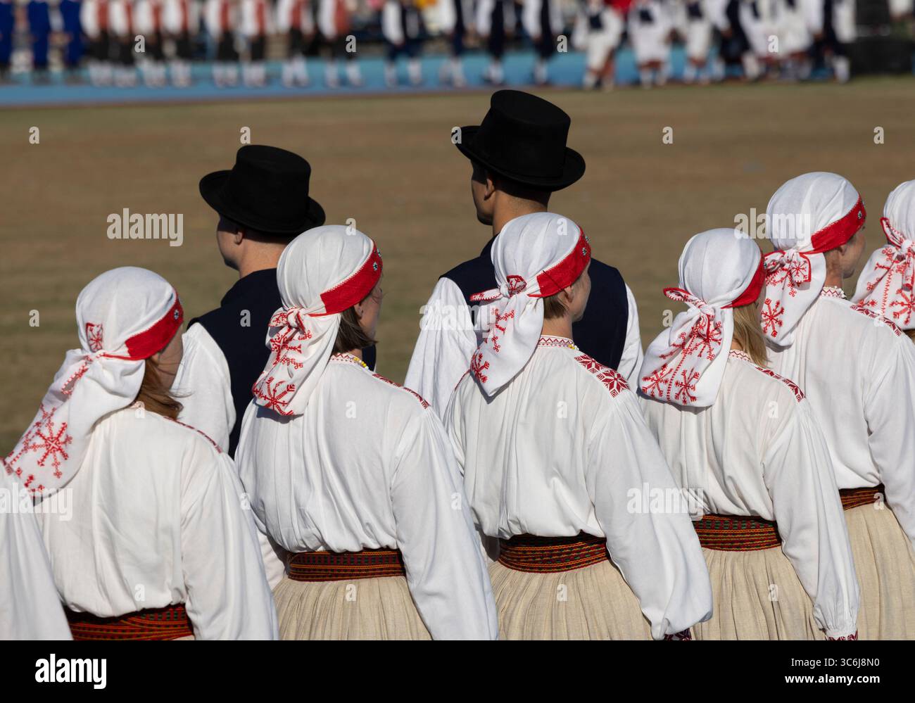 Tallinn, estonia, 4 luglio 2025: Ballerini popolari estoni che praticano i loro passi Foto Stock