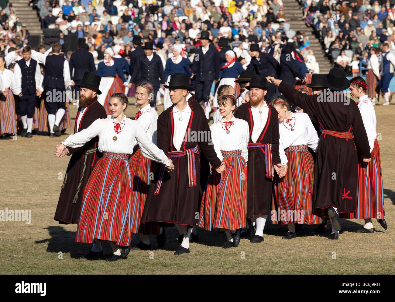 Tallinn, estonia, 4 luglio 2025: Ballerini popolari estoni che praticano i loro passi Foto Stock