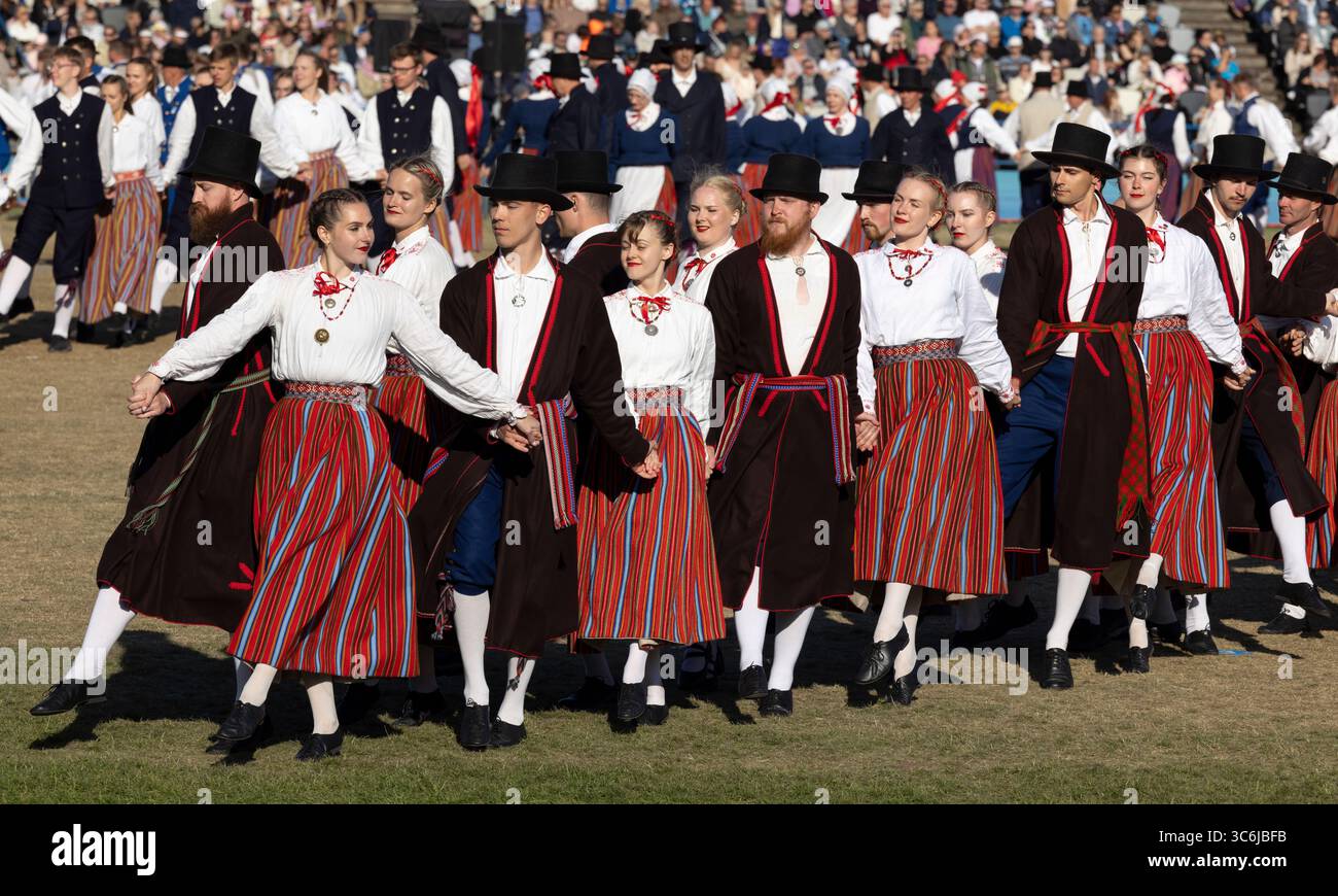 Tallinn, estonia, 4 luglio 2025: Ballerini popolari estoni che praticano i loro passi Foto Stock