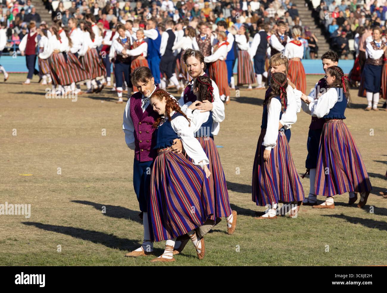 Tallinn, estonia, 4 luglio 2025: Ballerini popolari estoni che praticano i loro passi Foto Stock