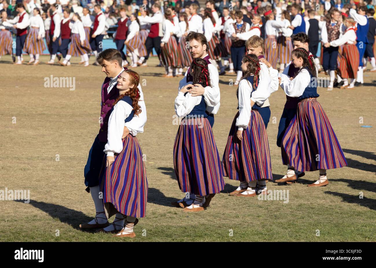 Tallinn, estonia, 4 luglio 2025: Ballerini popolari estoni che praticano i loro passi Foto Stock
