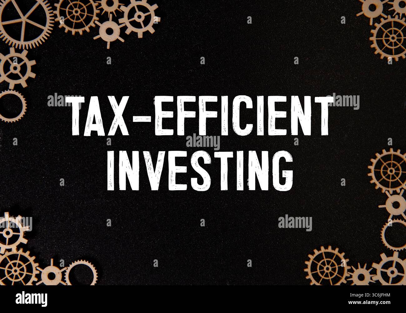 Testo di investimento efficiente sotto il profilo fiscale con sveglia e calcolatrice su sfondo in legno, Business Concept Foto Stock