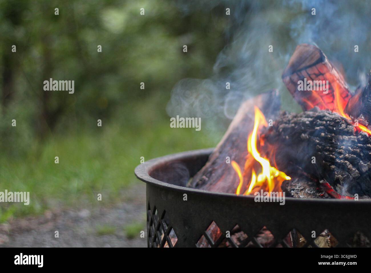 Falò in prima serata con fumo in aumento Foto Stock