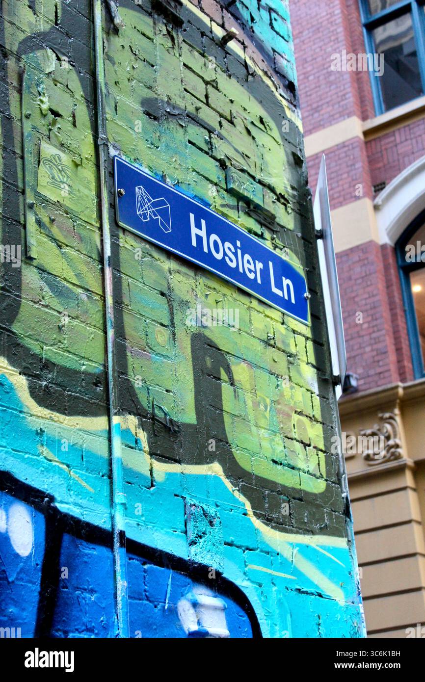 Cartello stradale di Hosier Lane sul muro di mattoni dipinti. Hosier Lane e' un buon esempio di viuzze d'arte di strada che sono destinazioni turistiche a Melbourne. Foto Stock