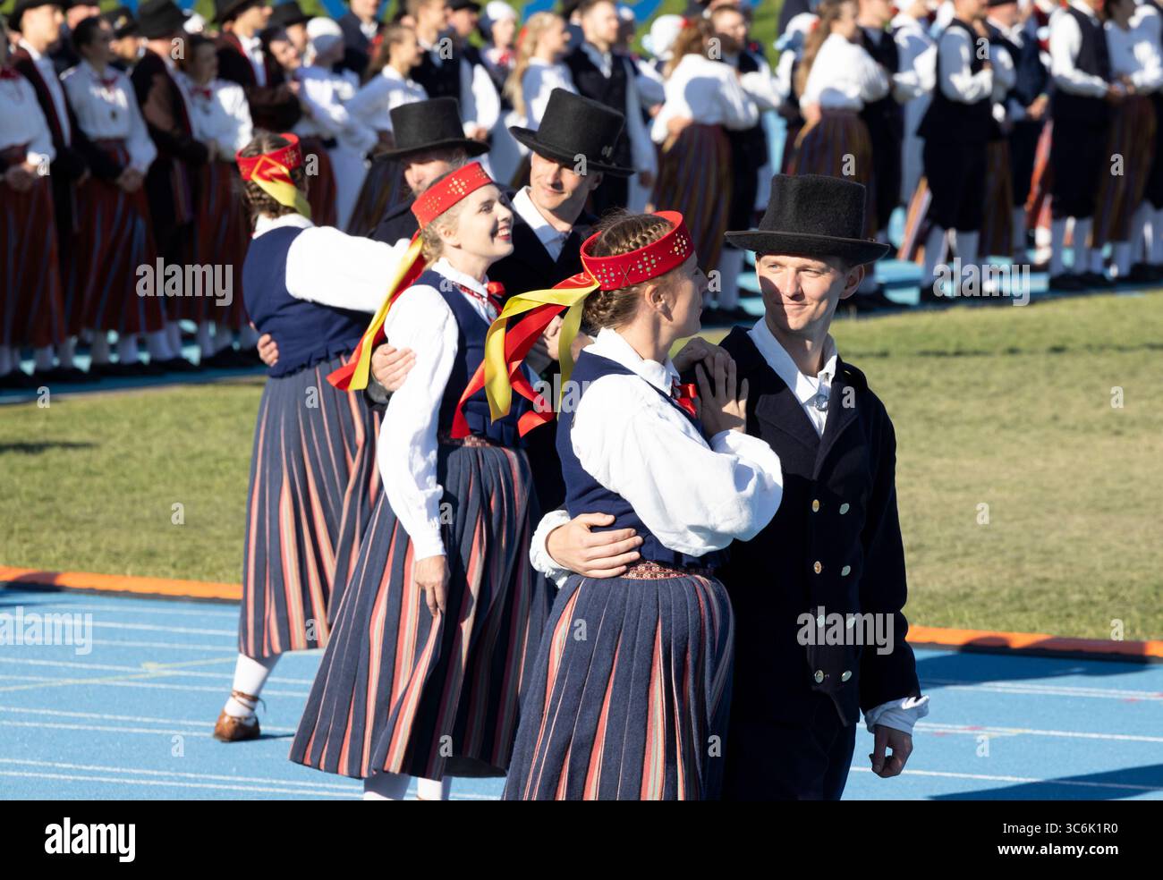 Tallinn, estonia, 4 luglio 2025: Ballerini popolari estoni che praticano i loro passi Foto Stock