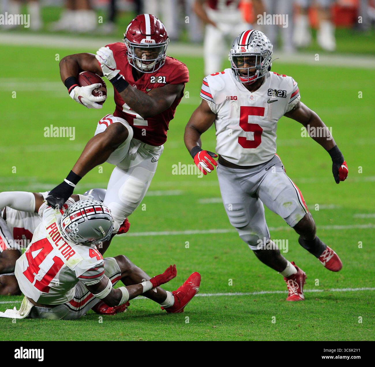 11 gennaio 2021: Il running back Alabama Crimson Tide Brian Robinson Jr. (4) si fa strada attraverso i difensori degli Ohio State Buckeyes alla partita del campionato nazionale NCAA Football 2021 CFP tra Ohio State e Alabama all'Hard Rock Stadium di Miami Gardens, Florida. JP Waldron/Cal Sport Media (immagine di credito: &Copy; JP Waldron/CSM tramite cavo ZUMA) Foto Stock
