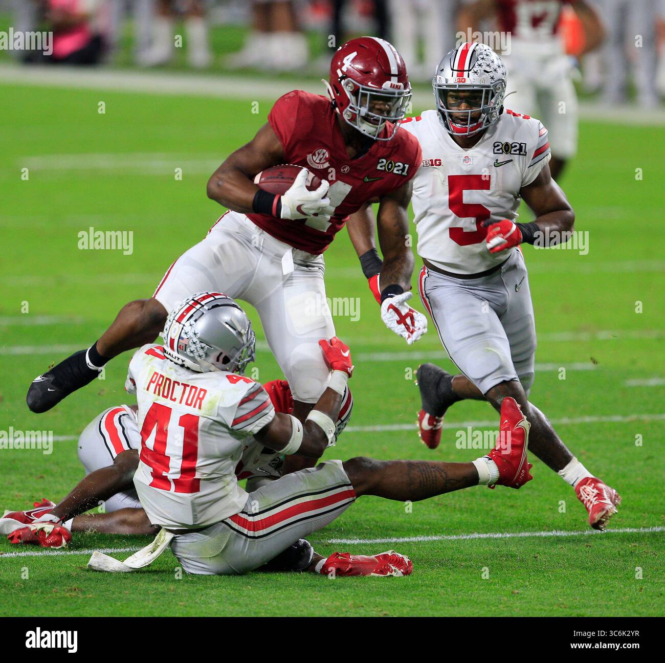 11 gennaio 2021: Il running back Alabama Crimson Tide Brian Robinson Jr. (4) si fa strada attraverso i difensori degli Ohio State Buckeyes alla partita del campionato nazionale NCAA Football 2021 CFP tra Ohio State e Alabama all'Hard Rock Stadium di Miami Gardens, Florida. JP Waldron/Cal Sport Media (immagine di credito: &Copy; JP Waldron/CSM tramite cavo ZUMA) Foto Stock
