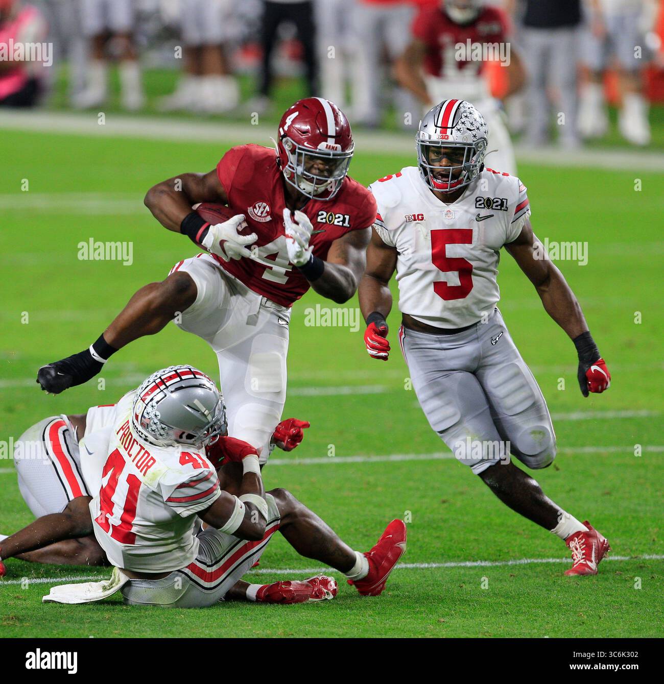 11 gennaio 2021: Il running back Alabama Crimson Tide Brian Robinson Jr. (4) si fa strada attraverso i difensori degli Ohio State Buckeyes alla partita del campionato nazionale NCAA Football 2021 CFP tra Ohio State e Alabama all'Hard Rock Stadium di Miami Gardens, Florida. JP Waldron/Cal Sport Media (immagine di credito: &Copy; JP Waldron/CSM tramite cavo ZUMA) Foto Stock