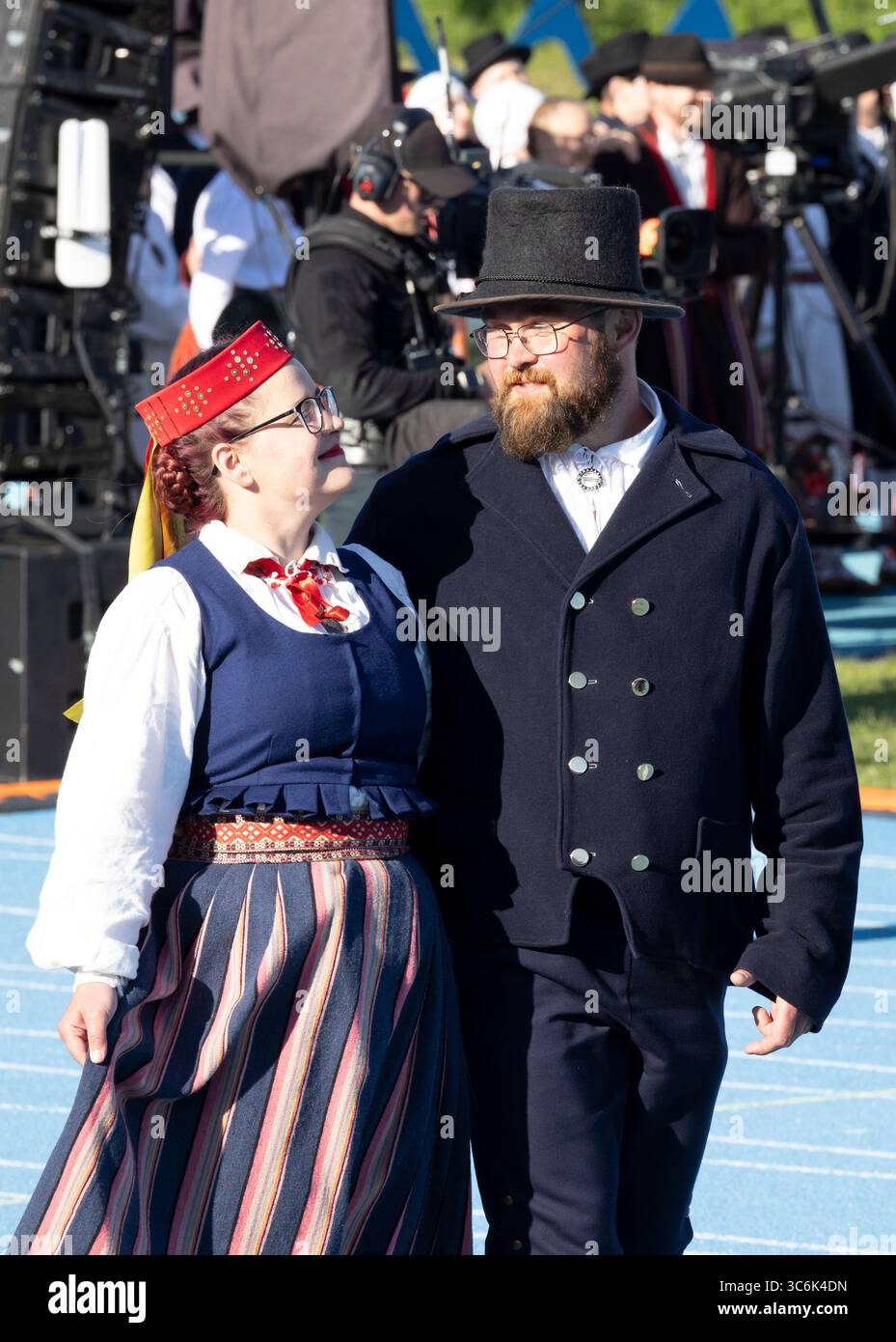 Tallinn, estonia, 4 luglio 2025: Ballerini popolari estoni che praticano i loro passi Foto Stock