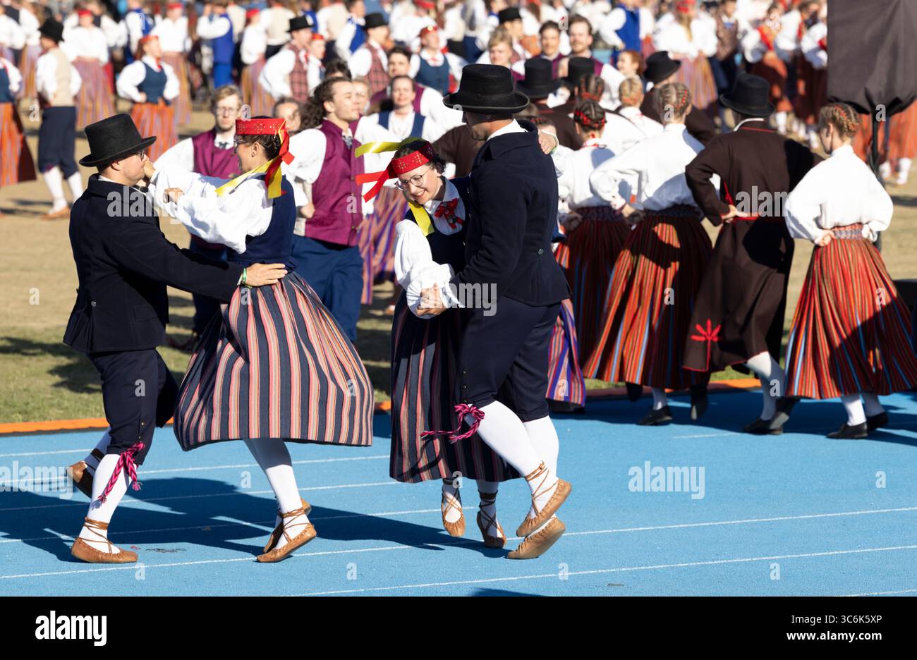 Tallinn, estonia, 4 luglio 2025: Ballerini popolari estoni che praticano i loro passi Foto Stock