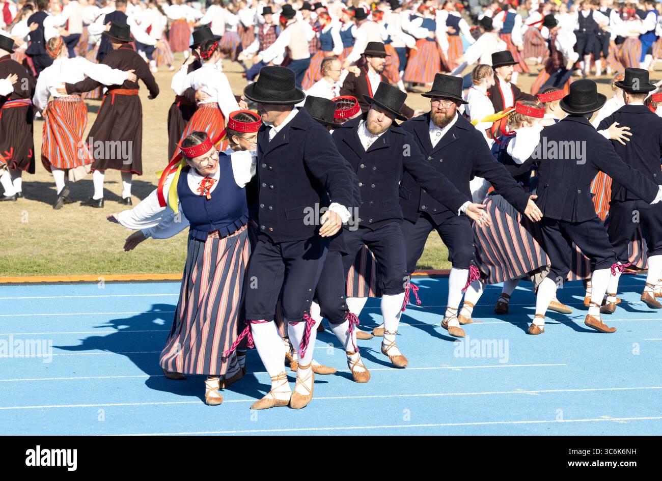 Tallinn, estonia, 4 luglio 2025: Ballerini popolari estoni che praticano i loro passi Foto Stock