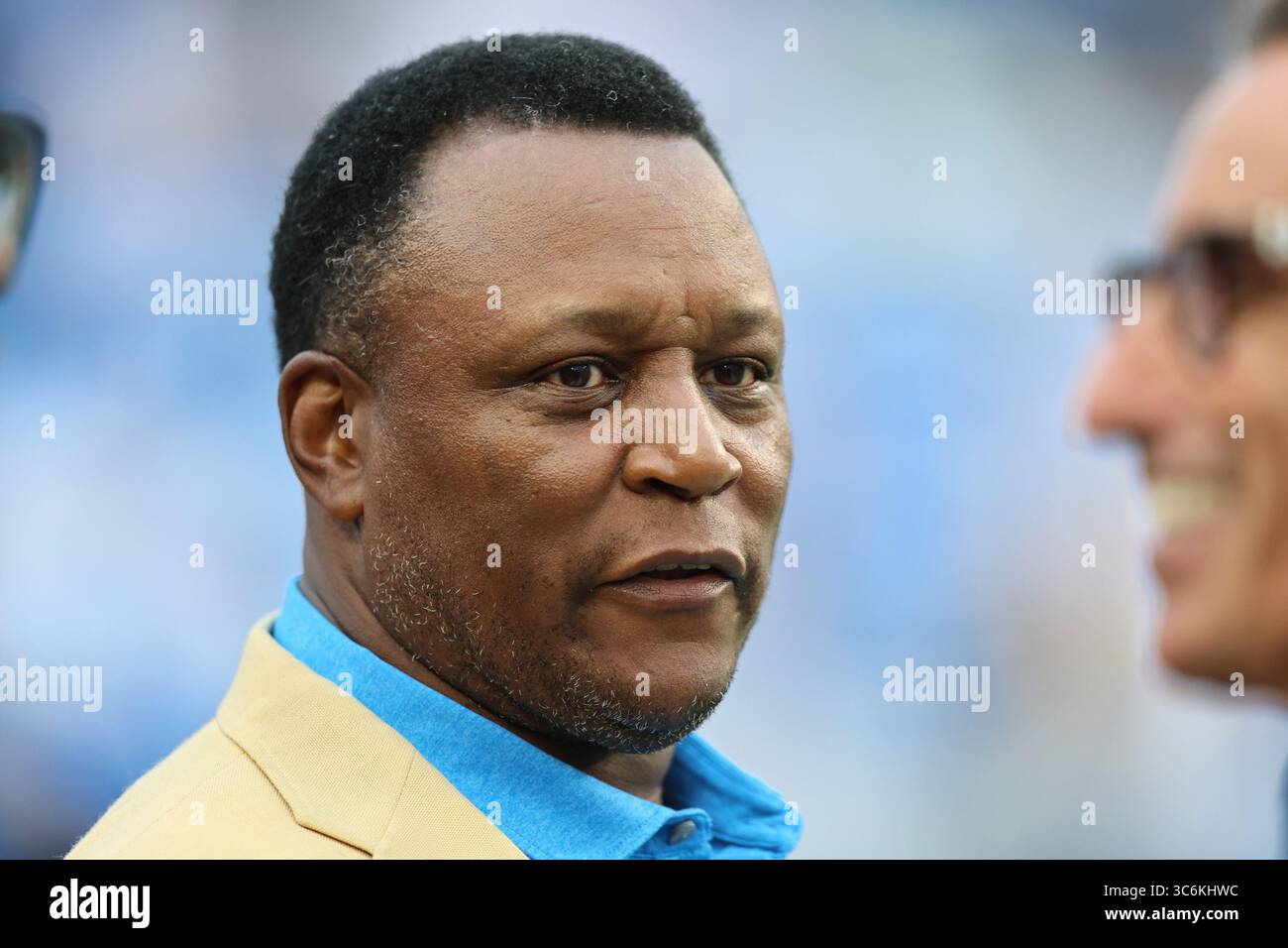 Canton, Stati Uniti. 31 luglio 2025. Ex running back dei Detroit Lions e Pro Football Hall of Famer, Barry Sanders rimane a bordo campo prima della gara di pre-stagione dei Lions contro i Los Angeles Chargers a Canton, Ohio, giovedì 31 luglio 2025. Foto di Aaron Josefczyk/UPI credito: UPI/Alamy Live News Foto Stock