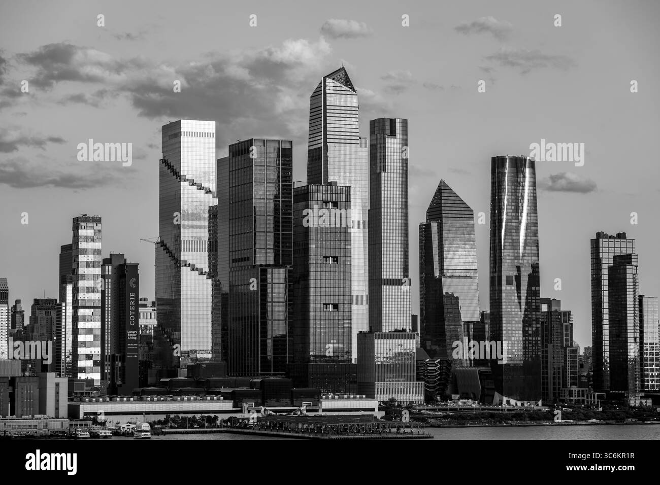 Foto monocromatica dello skyline di Midtown West Manhattan al tramonto con il fiume Hudson in primo piano, vista da Weehawken Dueling Grounds New Jersey Foto Stock