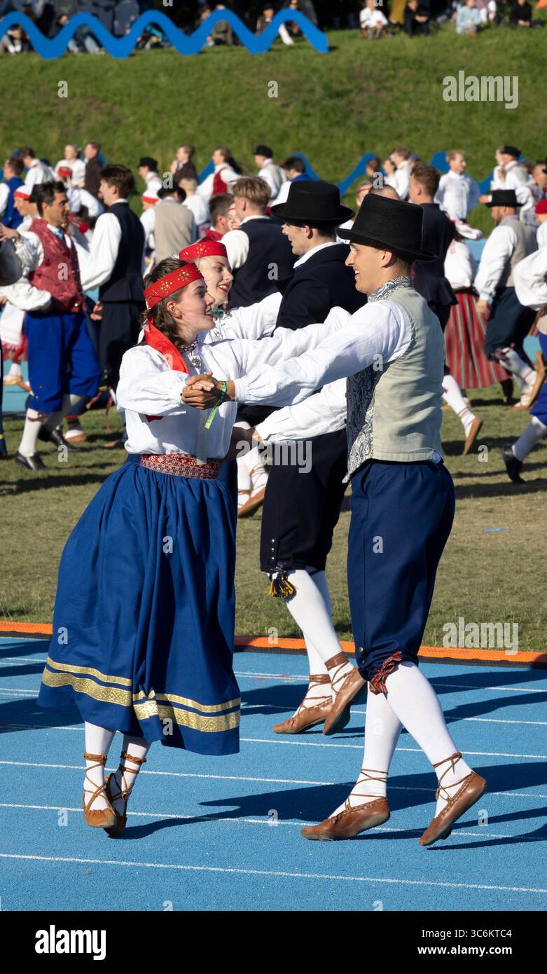 Tallinn, estonia, 4 luglio 2025: Ballerini popolari estoni che praticano i loro passi Foto Stock