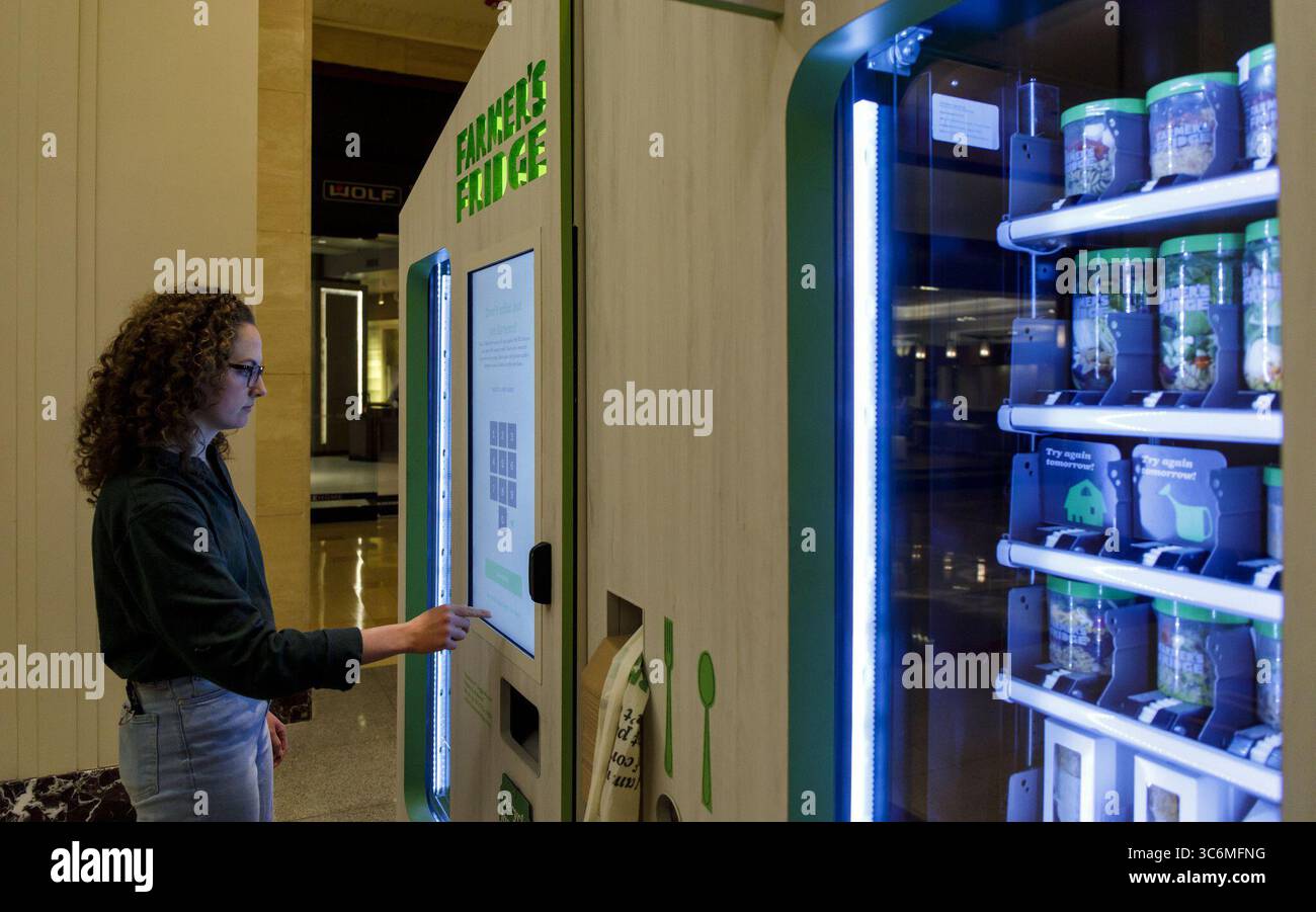 14 gennaio 2021, Stati Uniti: Kelly Shine compra il pranzo presso un chiosco di distributori automatici di frigorifero, 30 aprile 2019, al Merchandise Mart di Chicago. (Immagine di credito: © TNS via cavo ZUMA) Foto Stock