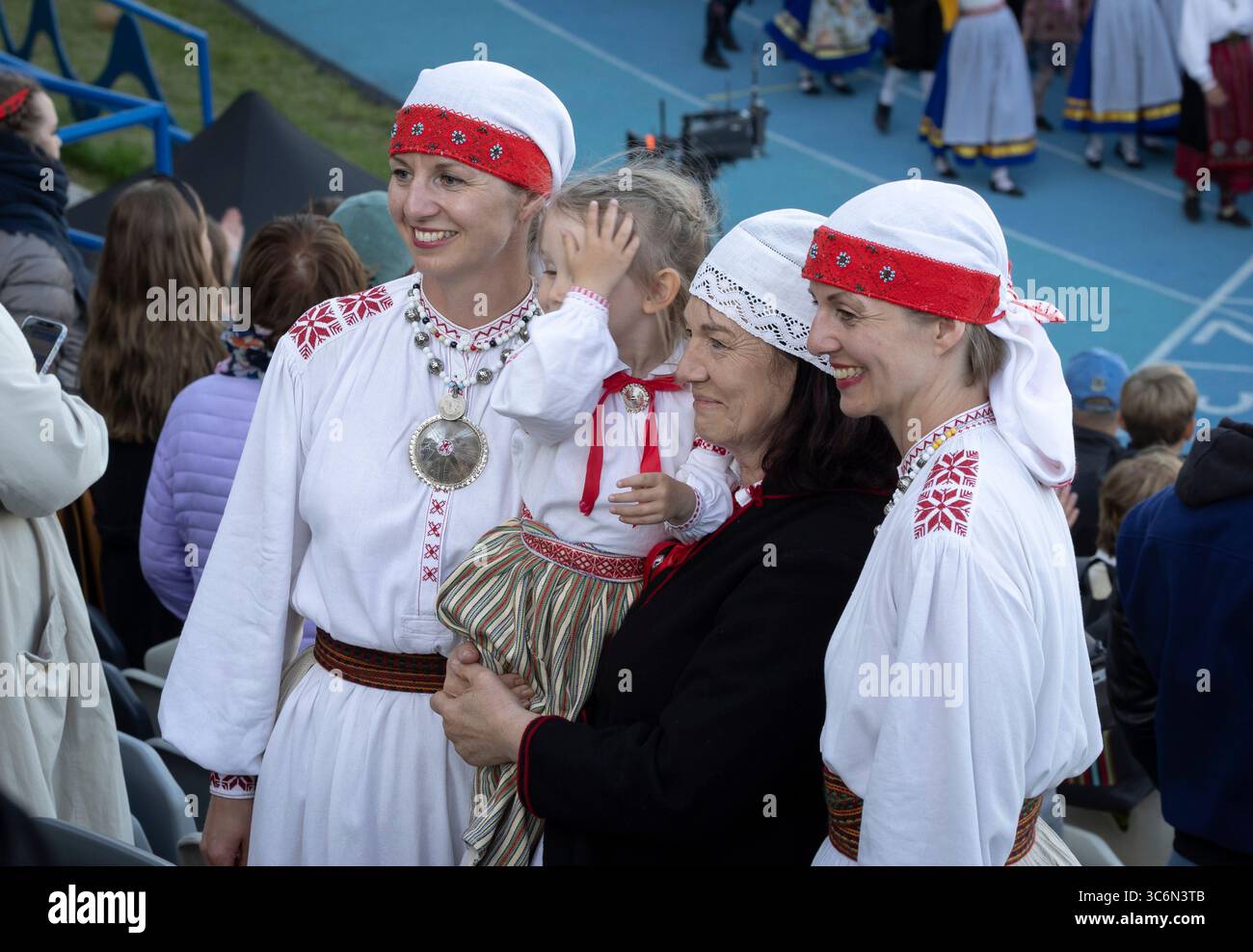 Tallinn, Estonia, 4 luglio 2025: Persone in abbigliamento tradizionale per le strade di Tallinn durante il famoso festival di canto e danza Foto Stock