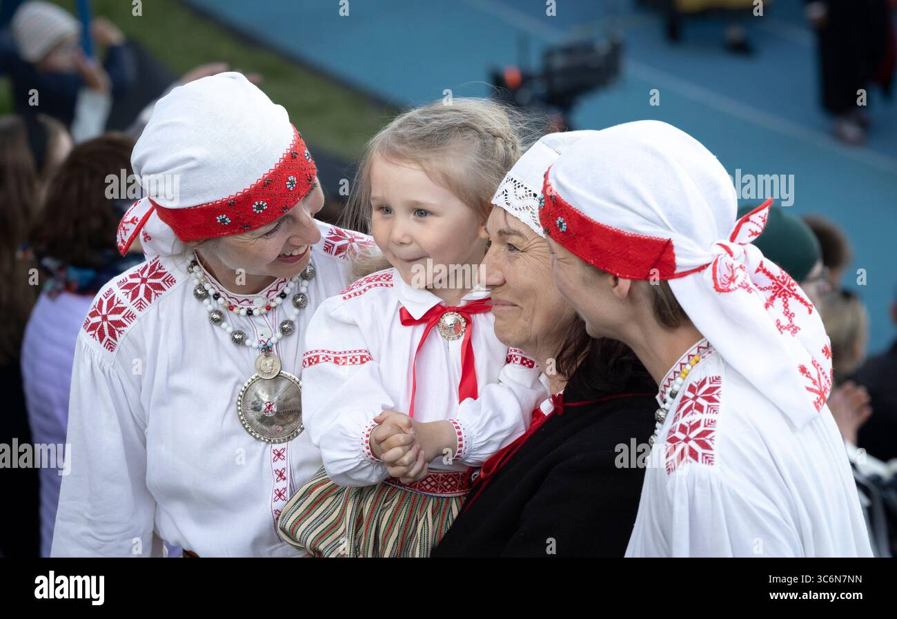 Tallinn, Estonia, 4 luglio 2025: Persone in abbigliamento tradizionale per le strade di Tallinn durante il famoso festival di canto e danza Foto Stock
