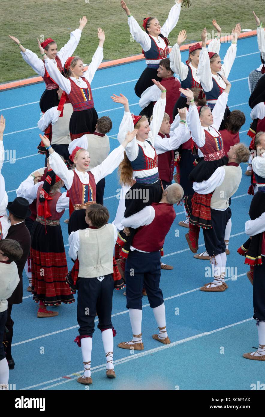 Tallinn, Estonia, 4 luglio 2025: Persone in abbigliamento tradizionale per le strade di Tallinn durante il famoso festival di canto e danza Foto Stock