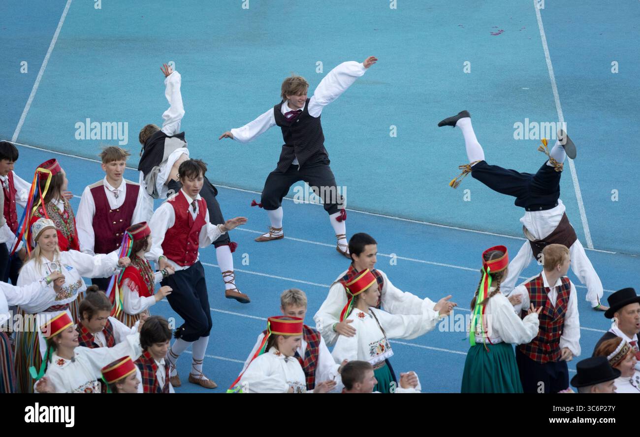 Tallinn, Estonia, 4 luglio 2025: Persone in abbigliamento tradizionale per le strade di Tallinn durante il famoso festival di canto e danza Foto Stock