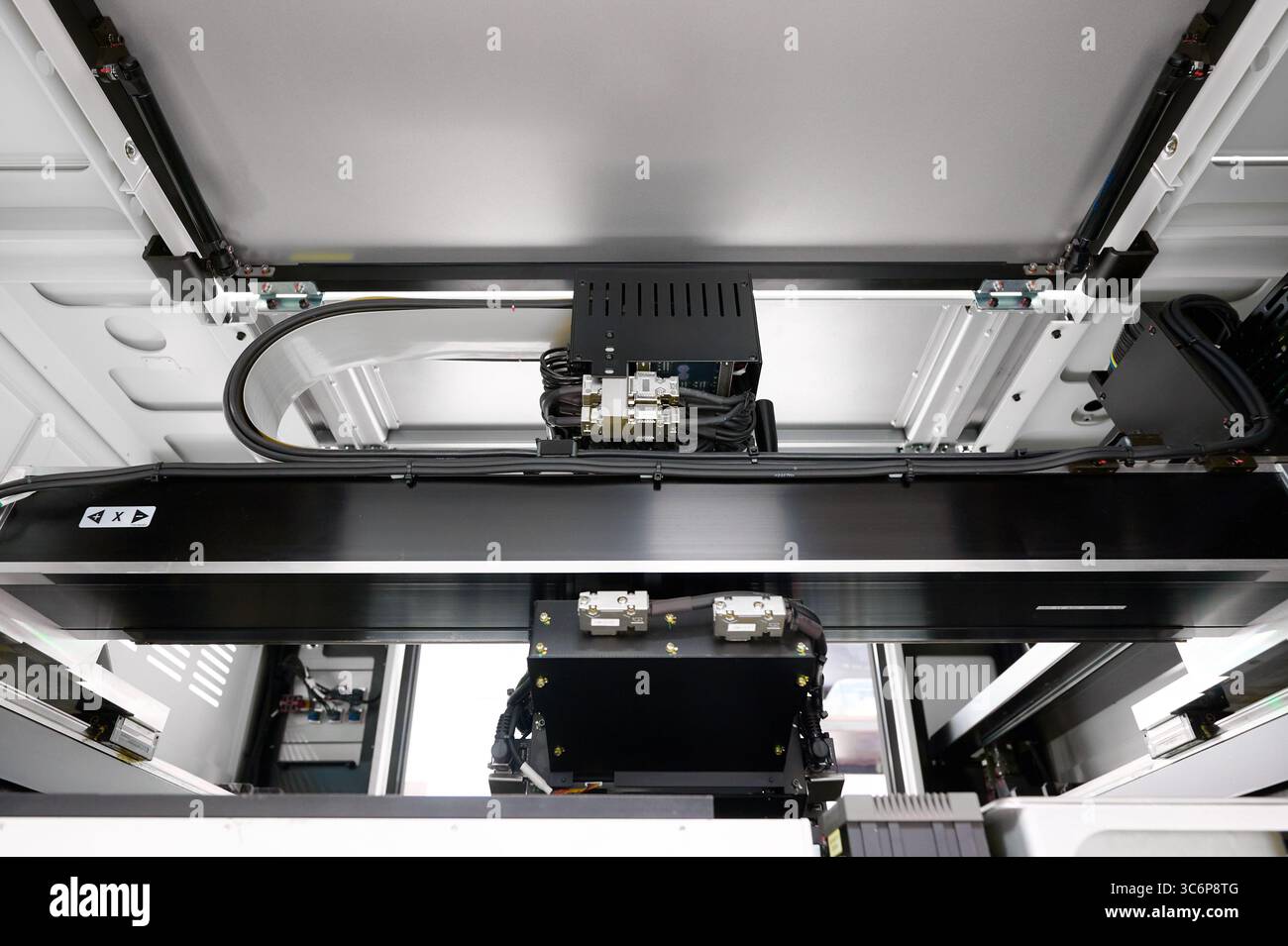 Macchina avanzata di prelievo e posizionamento per un assemblaggio preciso di componenti PCB in un moderno stabilimento di produzione Foto Stock