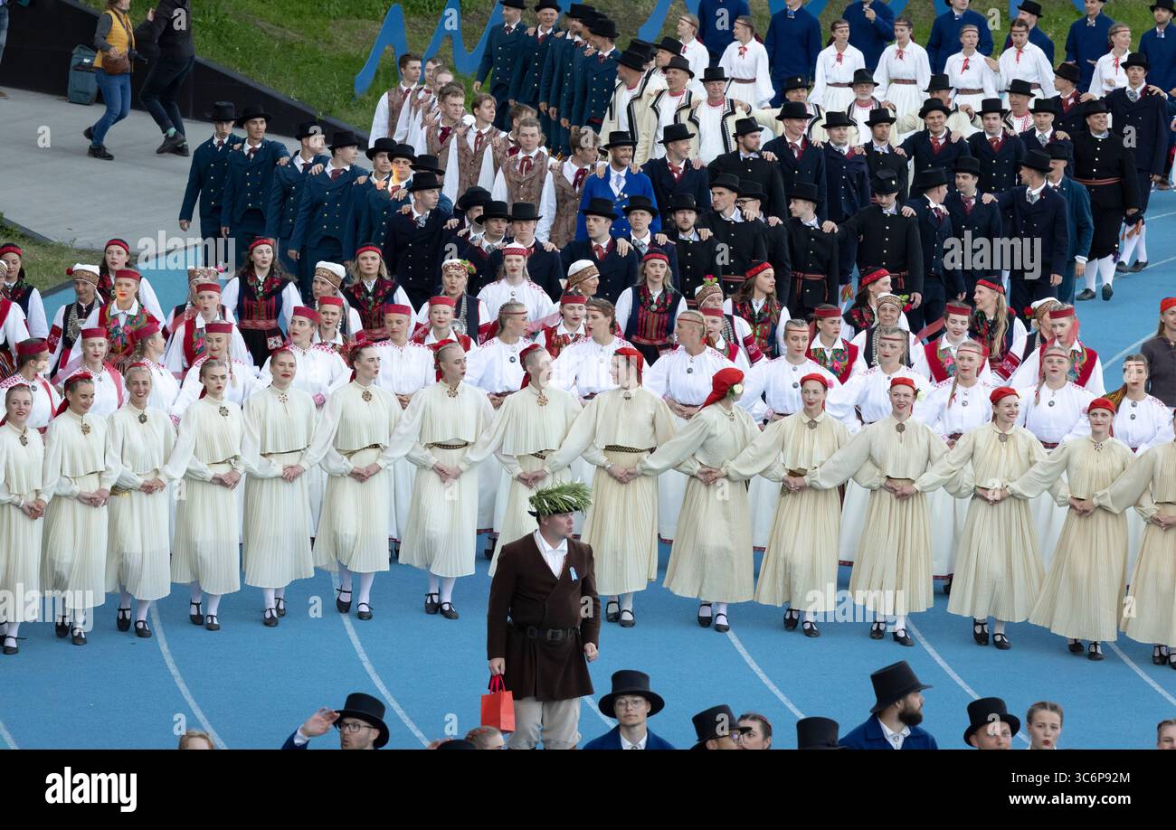 Tallinn, Estonia, 4 luglio 2025: Persone in abbigliamento tradizionale per le strade di Tallinn durante il famoso festival di canto e danza Foto Stock