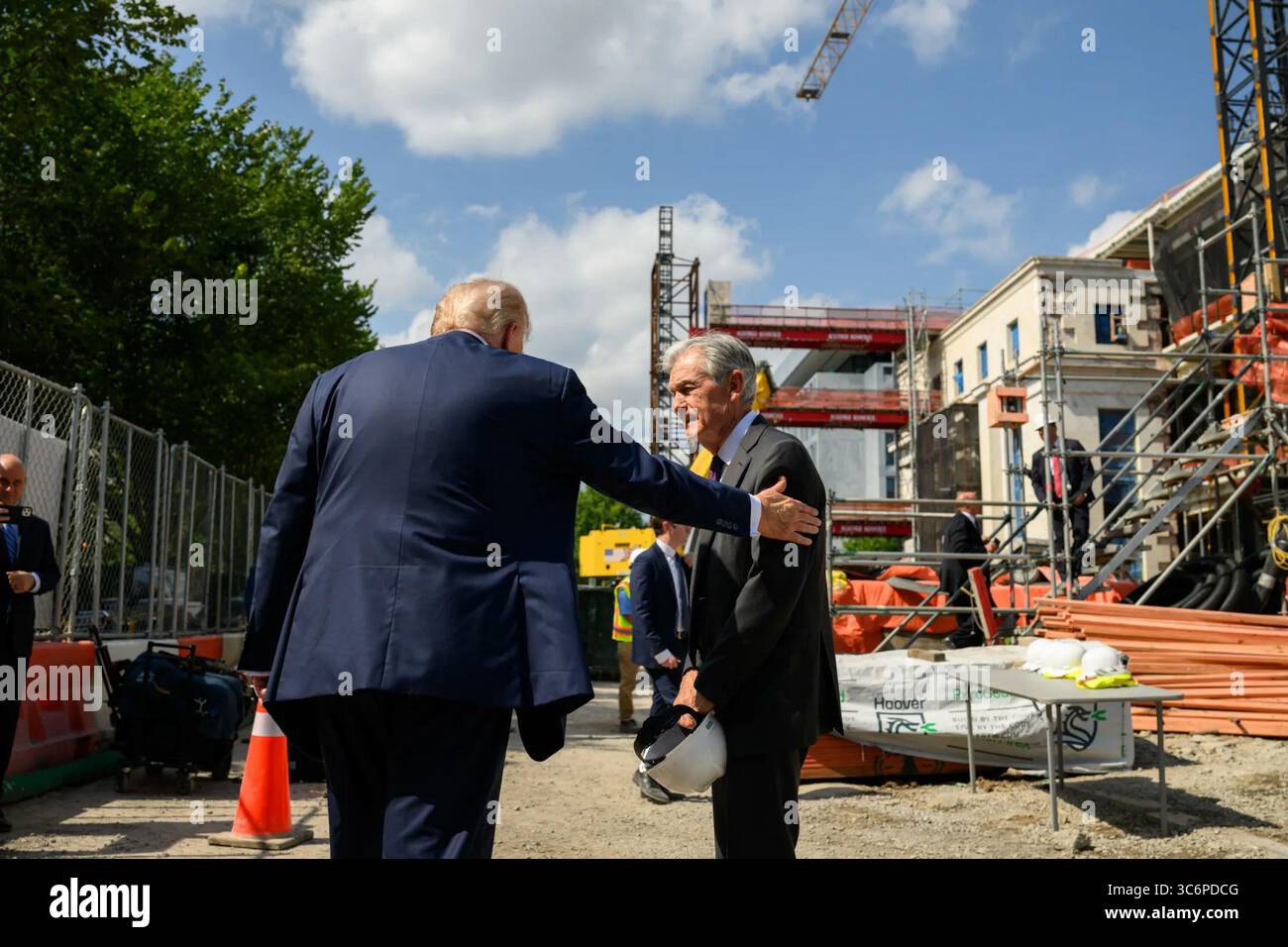 Il presidente Donald J. Trump visita la sede della Federal Reserve con il presidente della Fed Jerome Powell a Washington, D.C. il 24 luglio 2025, per ispezionare i progressi dei lavori di ristrutturazione e discutere della politica monetaria. Per gentile concessione della Casa Bianca. Foto Stock
