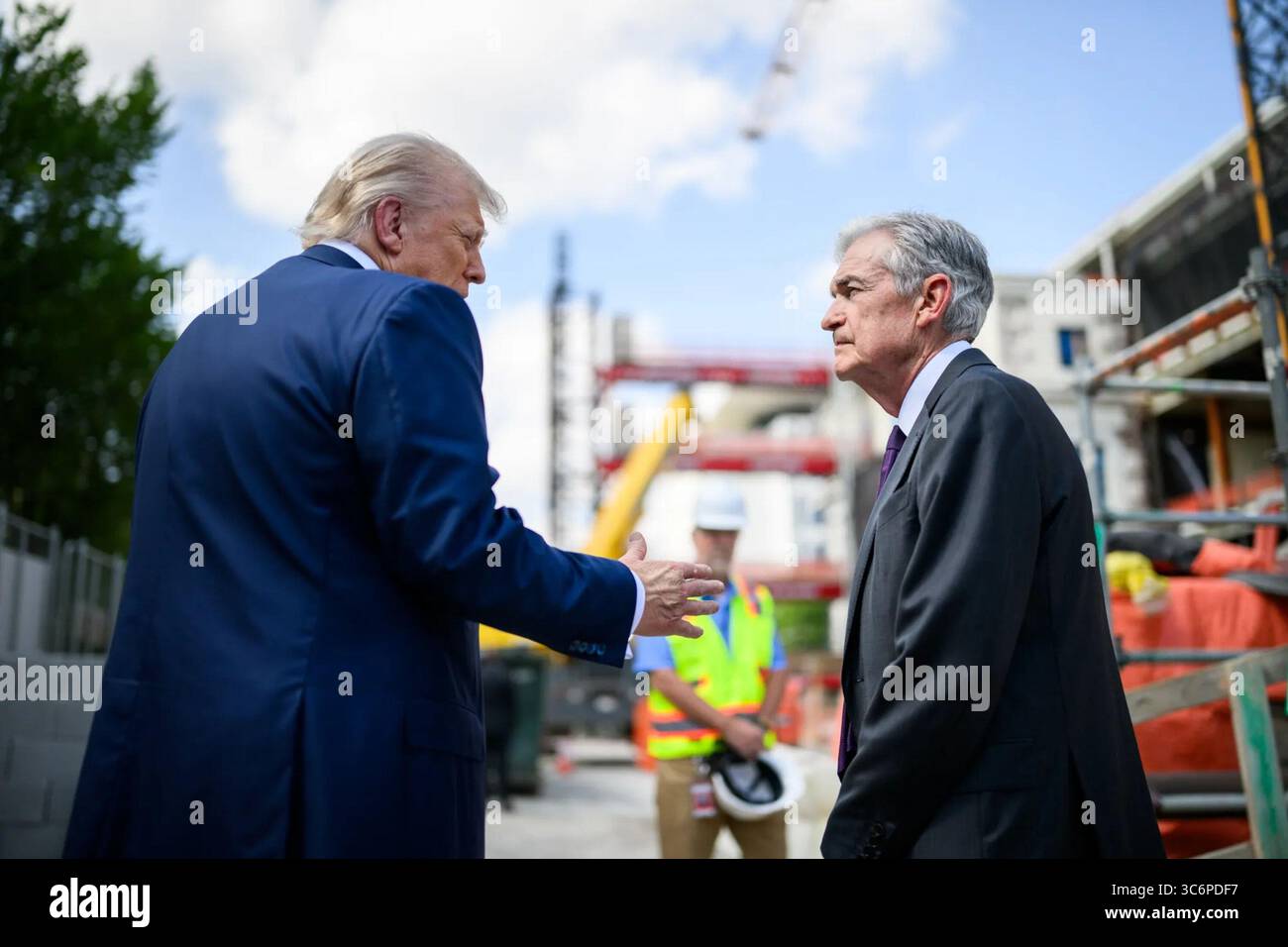 Il presidente Donald J. Trump visita la sede della Federal Reserve con il presidente della Fed Jerome Powell a Washington, D.C. il 24 luglio 2025, per ispezionare i progressi dei lavori di ristrutturazione e discutere della politica monetaria. Per gentile concessione della Casa Bianca. Foto Stock