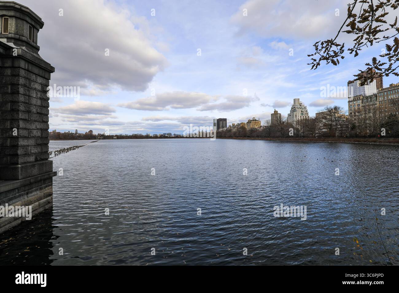 Vista panoramica del lago artificiale Jacqueline Kennedy Onassis a Central Park New York Foto Stock