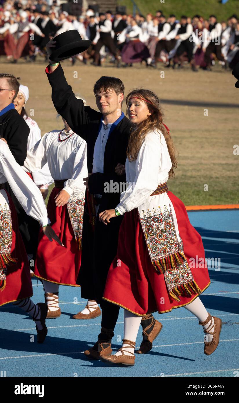 Tallinn, Estonia, 4 luglio 2025: Persone in abbigliamento tradizionale per le strade di Tallinn durante il famoso festival di canto e danza Foto Stock