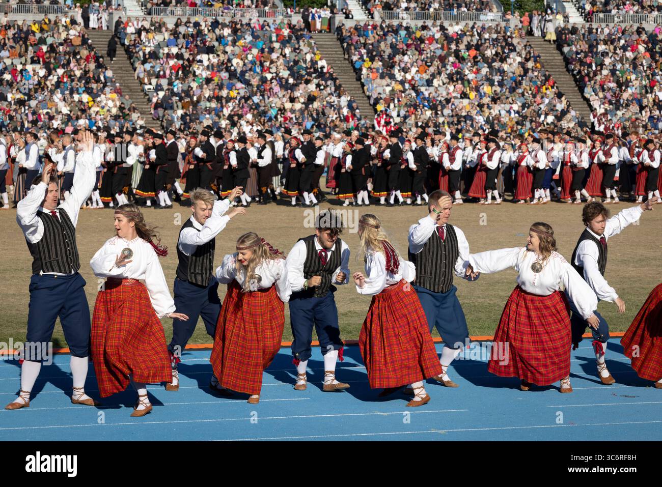 Tallinn, Estonia, 4 luglio 2025: Persone in abbigliamento tradizionale per le strade di Tallinn durante il famoso festival di canto e danza Foto Stock
