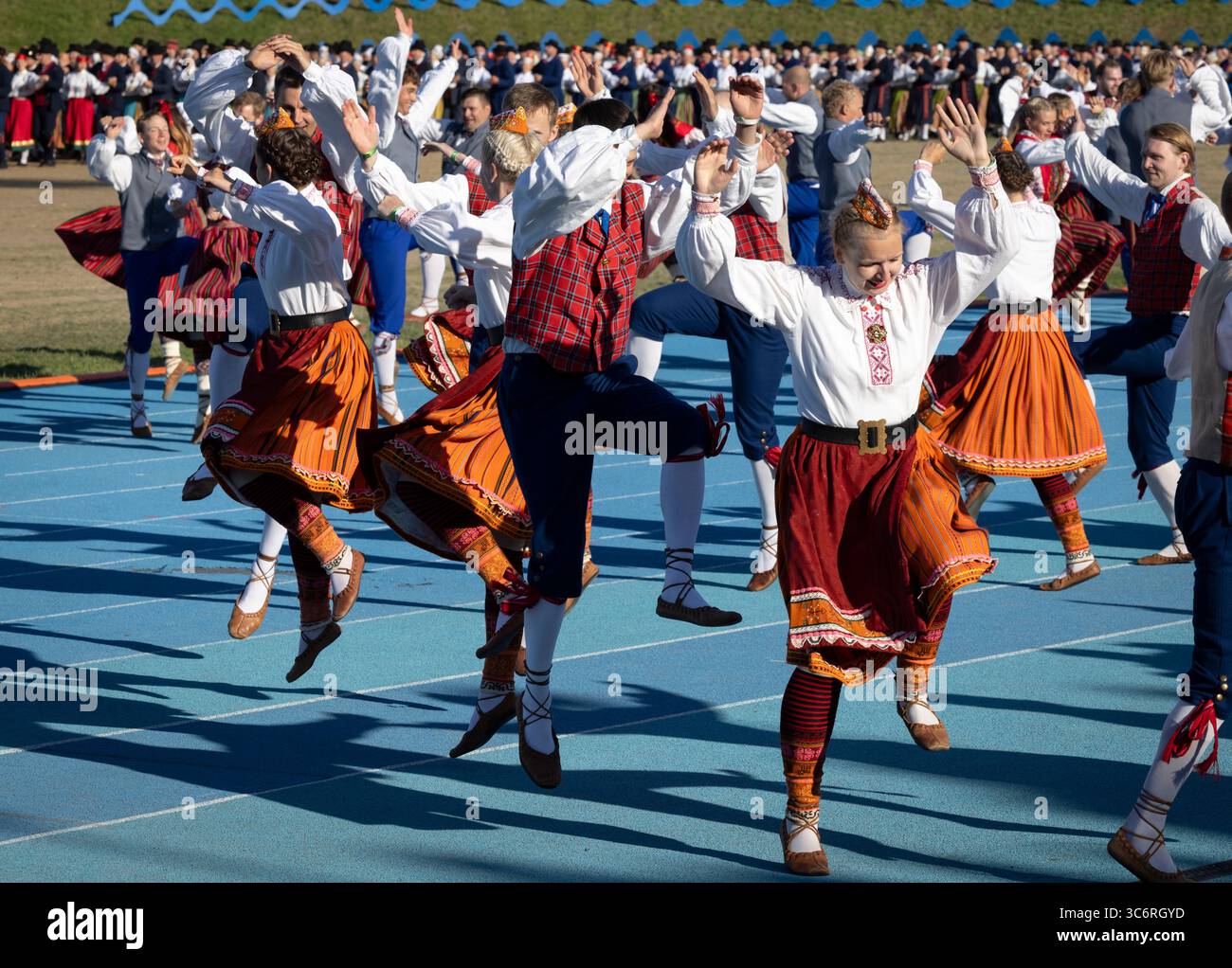 Tallinn, Estonia, 4 luglio 2025: Persone in abbigliamento tradizionale per le strade di Tallinn durante il famoso festival di canto e danza Foto Stock