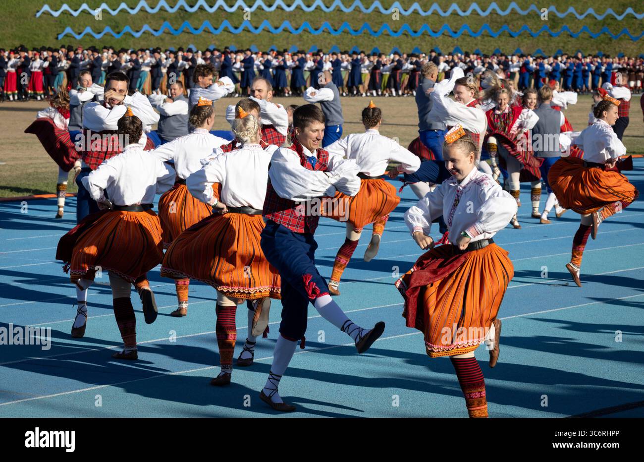 Tallinn, Estonia, 4 luglio 2025: Persone in abbigliamento tradizionale per le strade di Tallinn durante il famoso festival di canto e danza Foto Stock