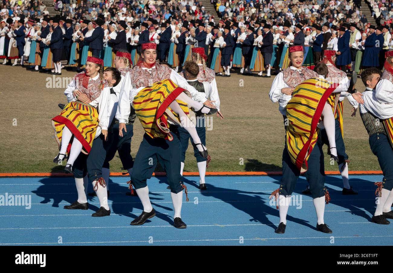 Tallinn, Estonia, 4 luglio 2025: Persone in abbigliamento tradizionale per le strade di Tallinn durante il famoso festival di canto e danza Foto Stock