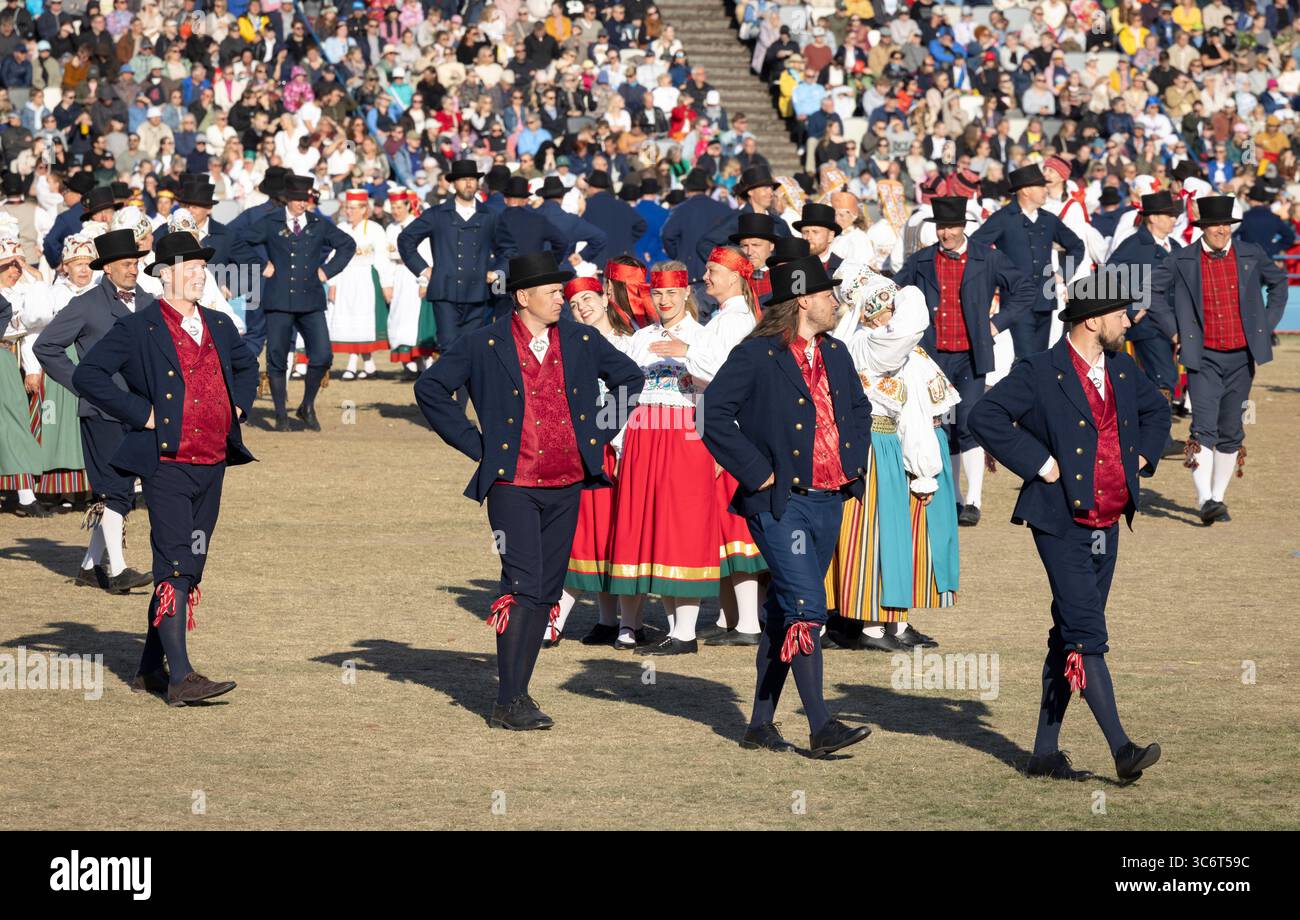 Tallinn, Estonia, 4 luglio 2025: Persone in abbigliamento tradizionale per le strade di Tallinn durante il famoso festival di canto e danza Foto Stock