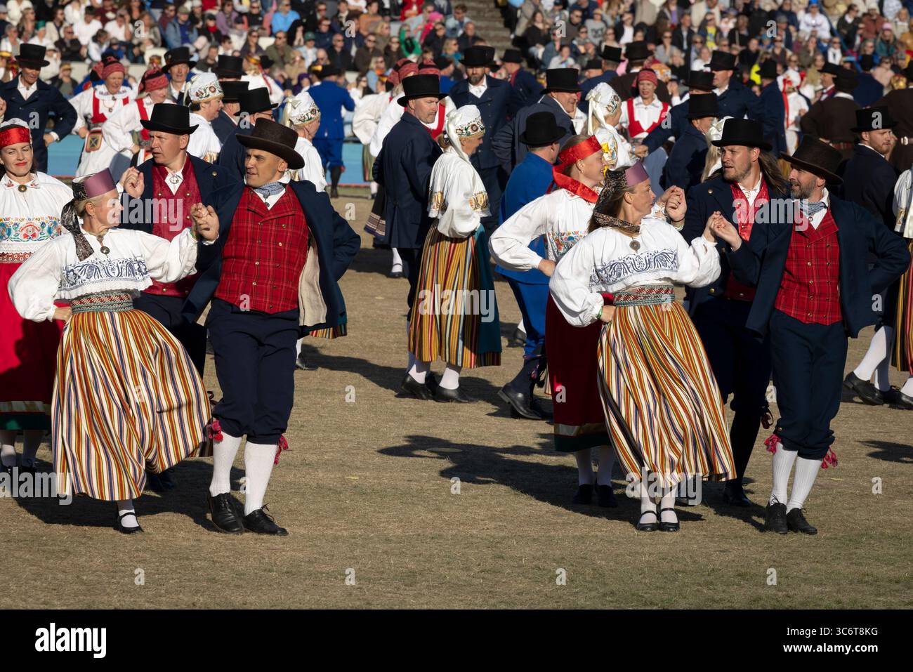 Tallinn, Estonia, 4 luglio 2025: Persone in abbigliamento tradizionale per le strade di Tallinn durante il famoso festival di canto e danza Foto Stock