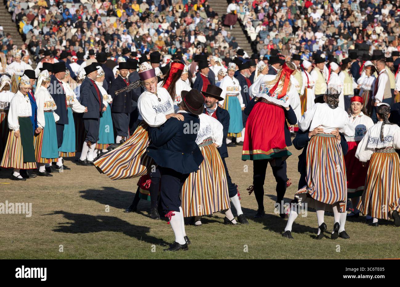 Tallinn, Estonia, 4 luglio 2025: Persone in abbigliamento tradizionale per le strade di Tallinn durante il famoso festival di canto e danza Foto Stock