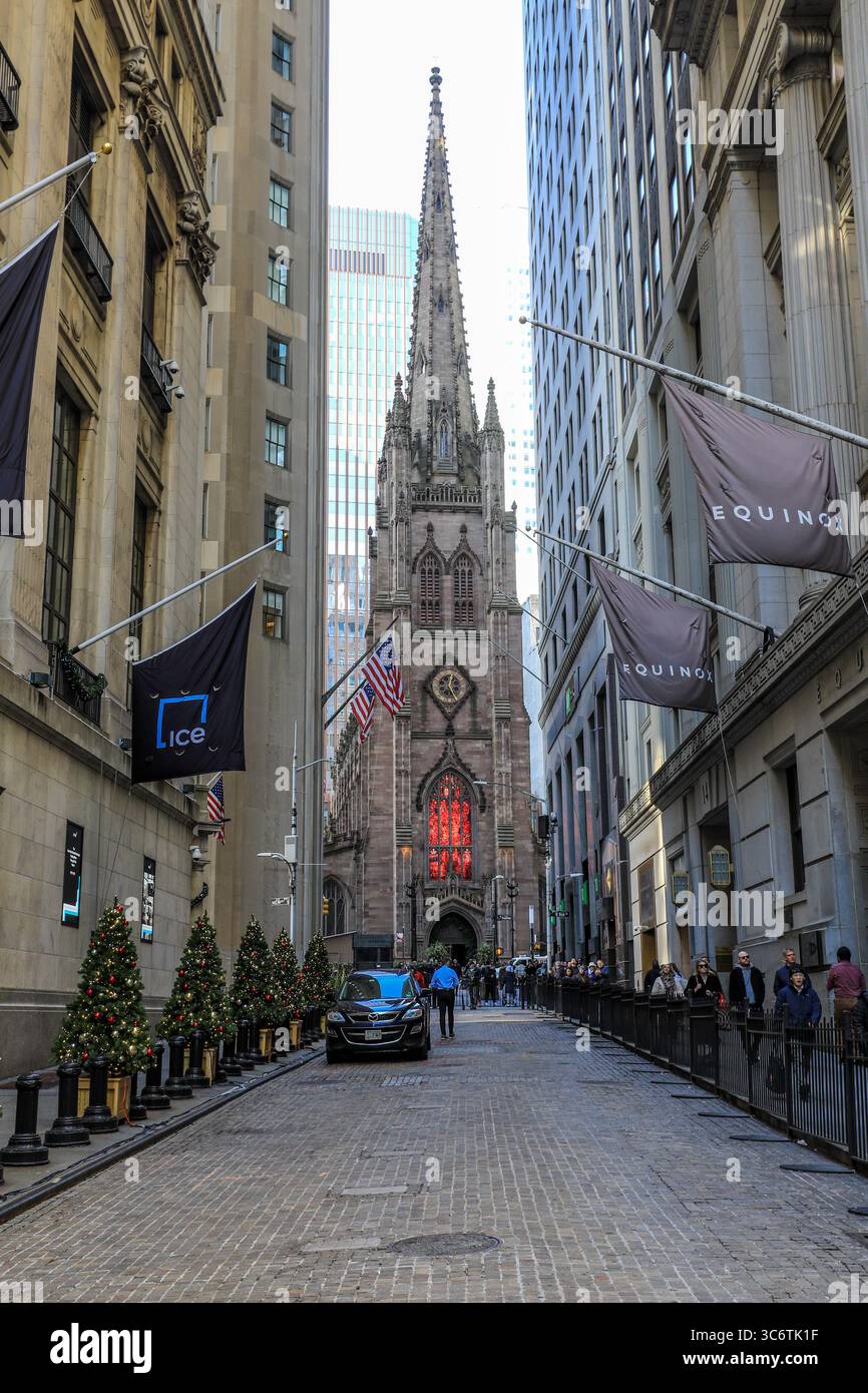 Vista sulla strada degli edifici di Wall Street New York Foto Stock